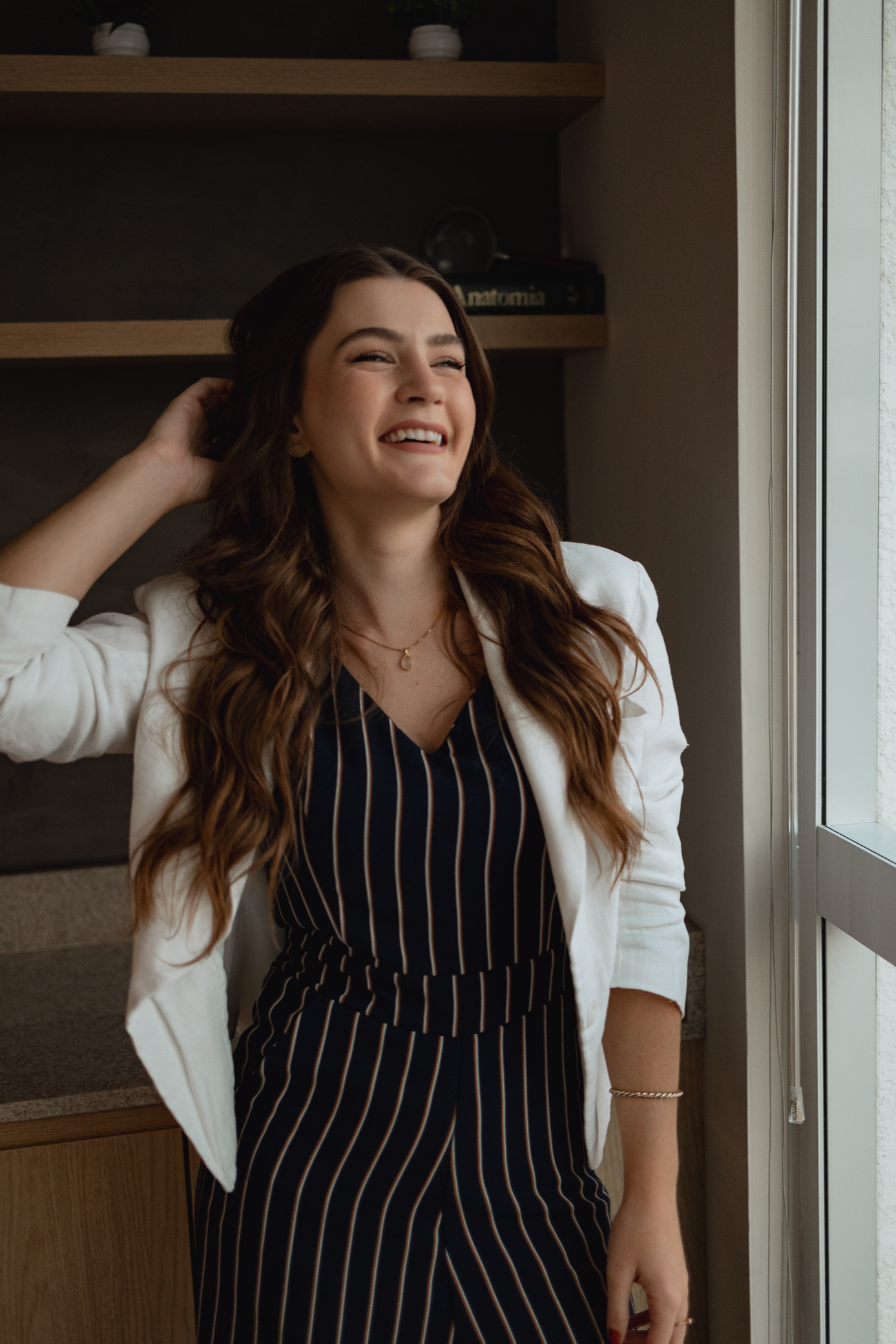Bruna Tosin sorrindo no consultório